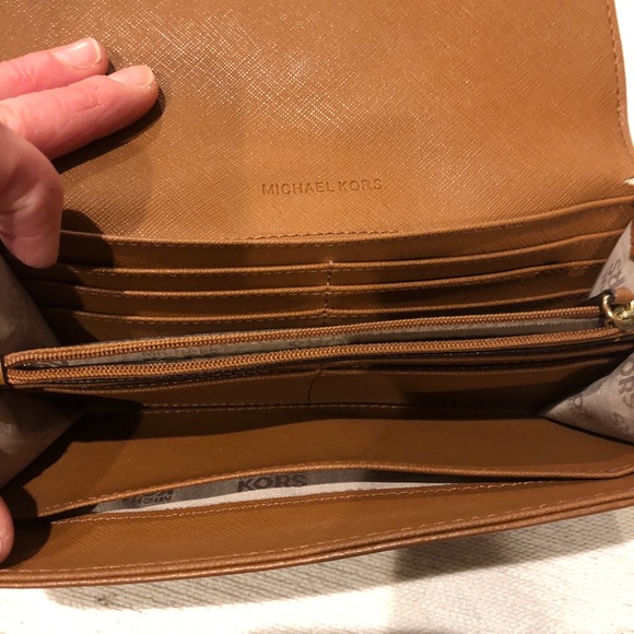 🛑SOLD. Authentic soft leather Michael Kors wallet - Picture 3 of 4
